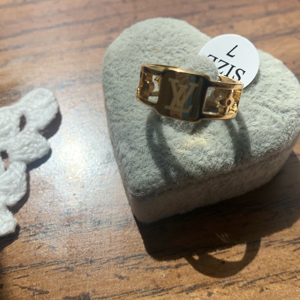 ✅Firm Price✅New Exquisite Gold Band Ring - Picture 3 of 3